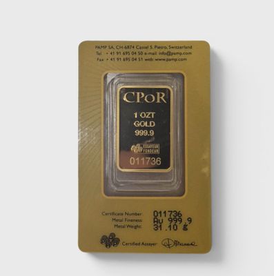 un lingot d'or dans son emballage, posé sur une surface blanche