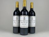 trois bouteilles de vin posées sur une table