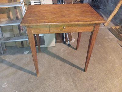 une petite table en bois avec un tiroir en dessous