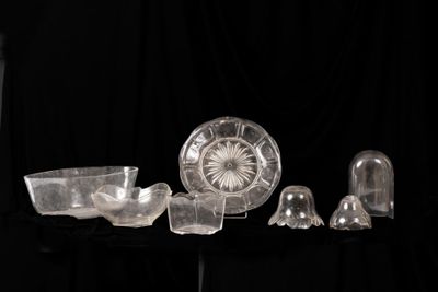 de nombreux objets en verre posés sur une table noire