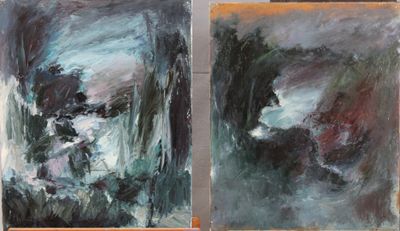 Trois tableaux de couleurs et de formes différentes sont posés sur une table