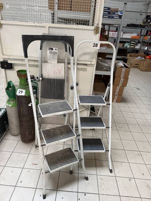 three steps that lead up to the top of the stairs
