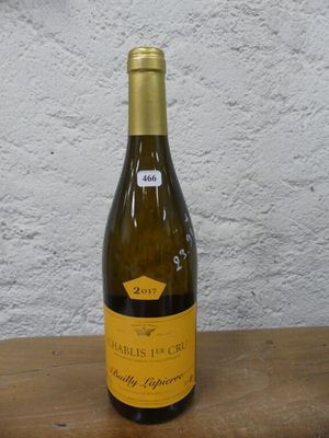 une bouteille de vin posée sur une table en bois