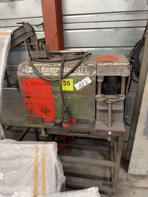 une machine posée sur une palette dans un entrepôt