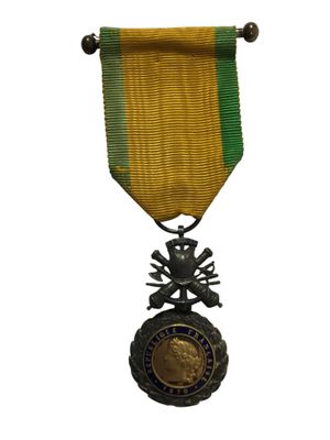 une image représentant une médaille sur laquelle figurent un crâne et des os croisés