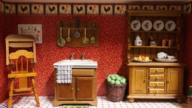 Diorama. Composition miniature, dans une vitrine en bois, vitre e...