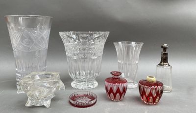 un grand nombre de vases en verre posés sur une table