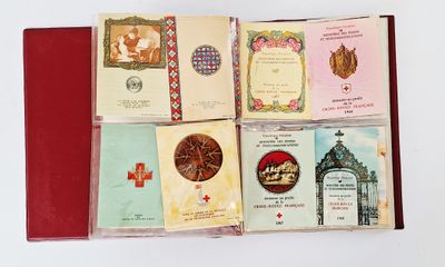 un livre rouge sur lequel figurent tout un tas de cartes différentes