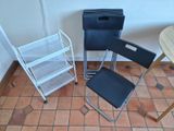 deux chaises et une table dans le coin d'une pièce