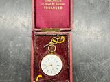 une petite boîte contenant une montre de poche