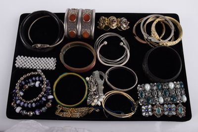 a tray that has many different types of jewelry on it