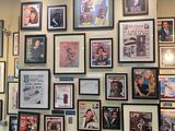 une photo d'un mur recouvert de photos et d'affiches