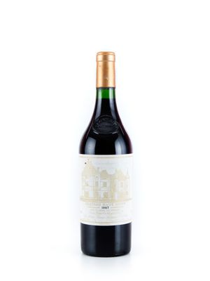une bouteille de vin rouge posée sur une table blanche
