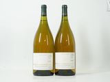 deux bouteilles de vin posées l'une à côté de l'autre sur une table
