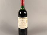une bouteille de vin posée sur une table