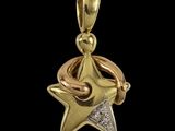 un pendentif en forme d'étoile en or et diamants sur fond noir