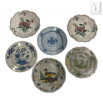 quatre assiettes à motifs différents posées sur une surface blanche