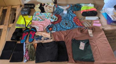 beaucoup de vêtements et d'accessoires étalés par terre
