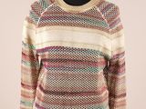 un pull multicolore pour femme sur un mannequin, un mannequin, un mannequin, un mannequin, un mannequin, un mannequin, un mannequin, un mannequin, un mannequin