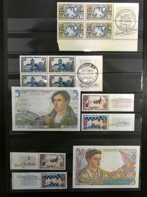 une vitrine sur laquelle sont exposés de nombreux timbres