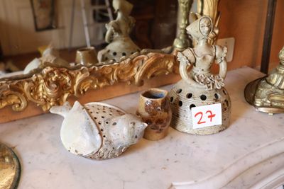 deux vases posés sur une cheminée, avec un miroir en arrière-plan