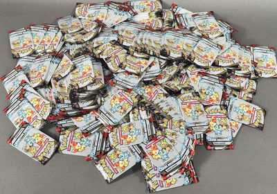 une pile de petites étiquettes posées sur une table
