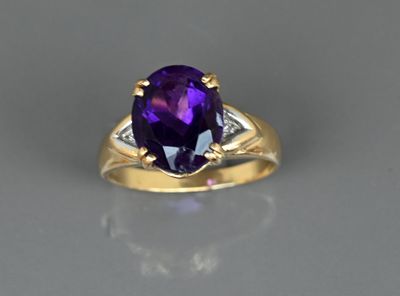 une bague ovale sertie d'un améthorate et de diamants, en or jaune 18 carats