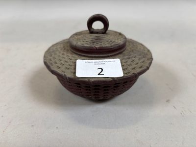 un petit panier marron avec une étiquette dessus