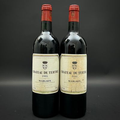 deux bouteilles de vin rouge posées l'une à côté de l'autre sur une table