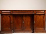 un buffet ancien en bois à trois portes et deux tiroirs