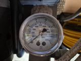 un gros plan d'un manomètre sur une machine
