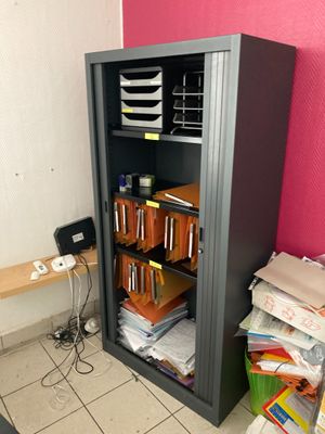 une armoire noire contenant tout un tas de dossiers