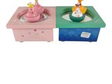 deux boîtes sur lesquelles est posé un cupcake