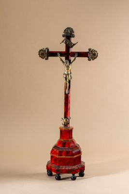 une image représentant un crucifix rouge avec une statue de Jésus sur la croix