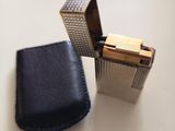 un briquet posé sur une table à côté d'un portefeuille