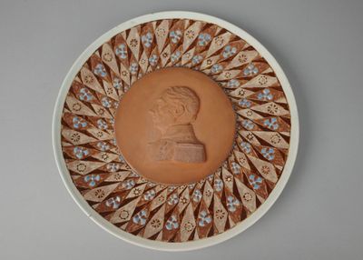 une assiette avec l'image d'un homme dessus