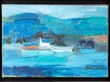 un tableau représentant un bateau sur l'eau, avec une montagne en arrière-plan