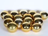 beaucoup de boules dorées brillantes sur une surface blanche