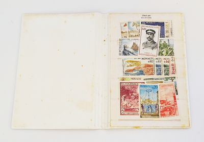 un livre avec des timbres, posé sur une table
