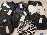 un tas de vêtements posés sur une table