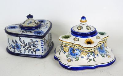 une paire de récipients en céramique bleus et blancs ornés de fleurs