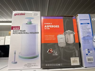 trois cartons contenant des appareils électroménagers sont posés sur une étagère dans un magasin