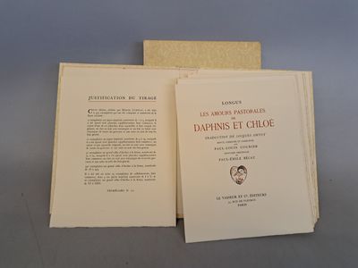 deux livres ouverts posés sur une table l'un à côté de l'autre
