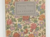 un gros plan sur un livre orné de fleurs
