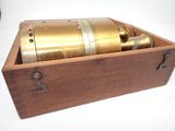 une boîte en bois contenant un objet en laiton