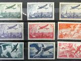 six timbres différents, de couleurs et de tailles variées, sur un fond noir