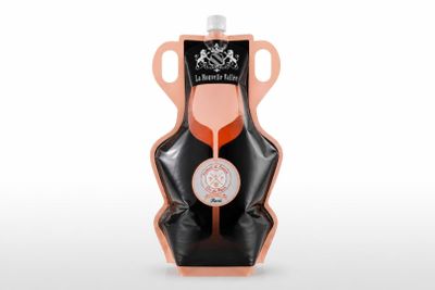 une bouteille orange et noire avec une étiquette blanche dessus