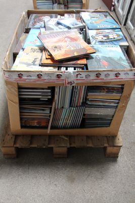 beaucoup de CD posés sur une palette dans la rue