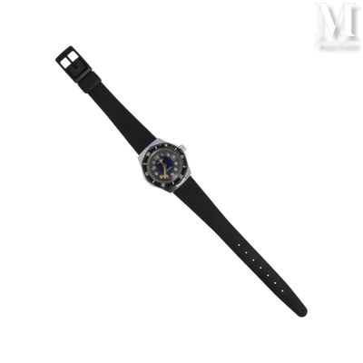 gros plan d'une montre sur fond blanc avec un bracelet noir