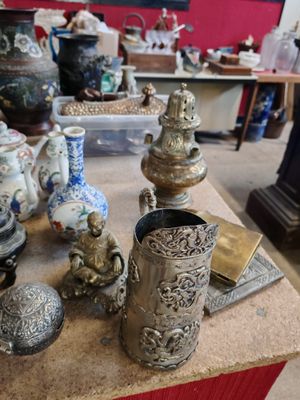 de nombreux vases et autres objets posés sur la table